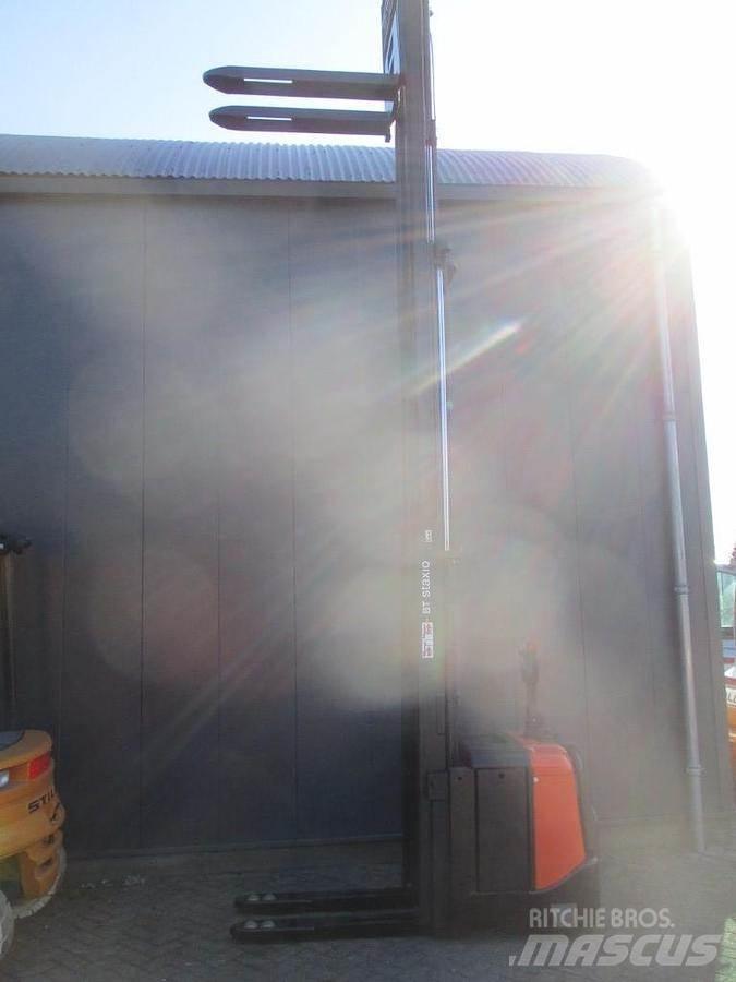 BT SPE 160L Empilhador para operador externo