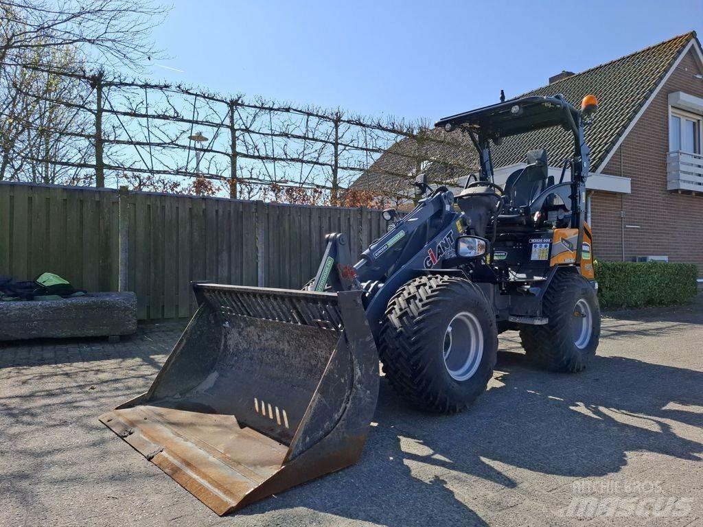 GiANT G2500 Carregadoras frontais e escavadoras