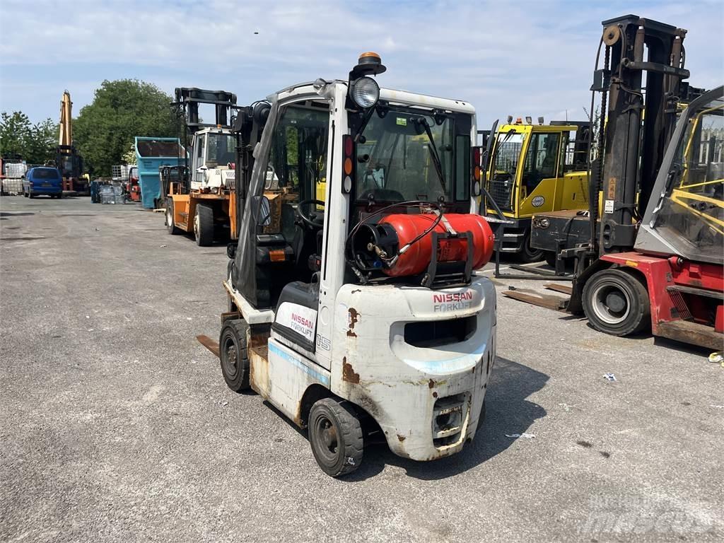 Nissan P1D1A15LQ Empilhadores a gás