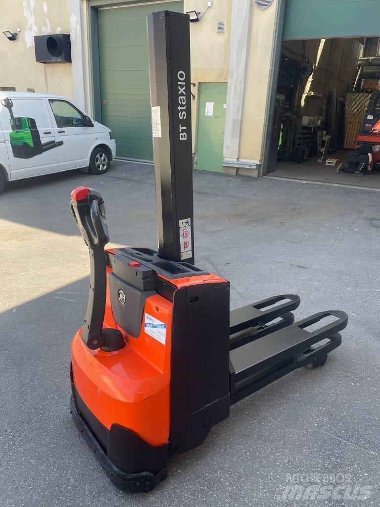 BT SWE080L Empilhador para operador externo