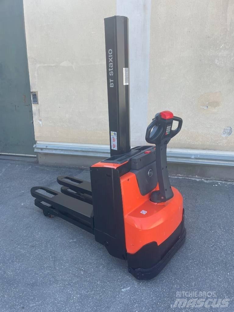 BT SWE080L Empilhador para operador externo