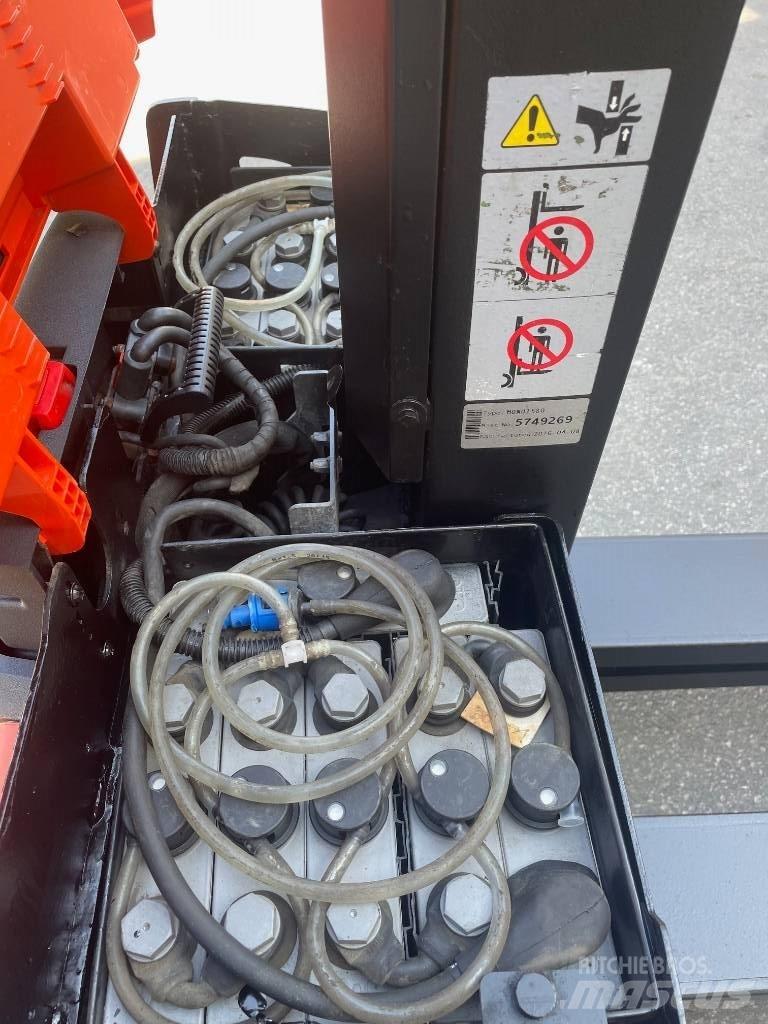 BT SWE080L Empilhador para operador externo