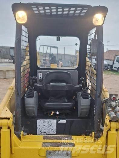 Komatsu SK815 Mini carregadoras