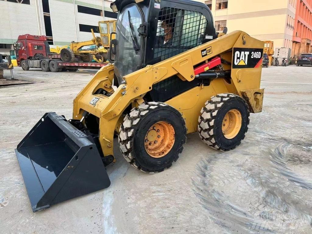 CAT 246 D Minicarregadeiras