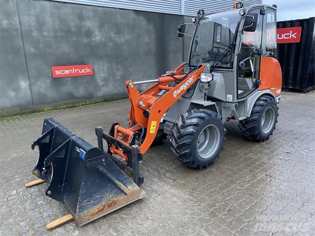 Weycor AR320 Cab Carregadora multifunções