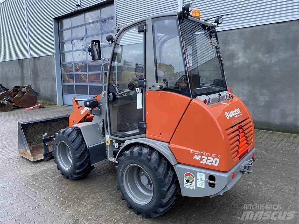 Weycor AR320 Cab Carregadora multifunções