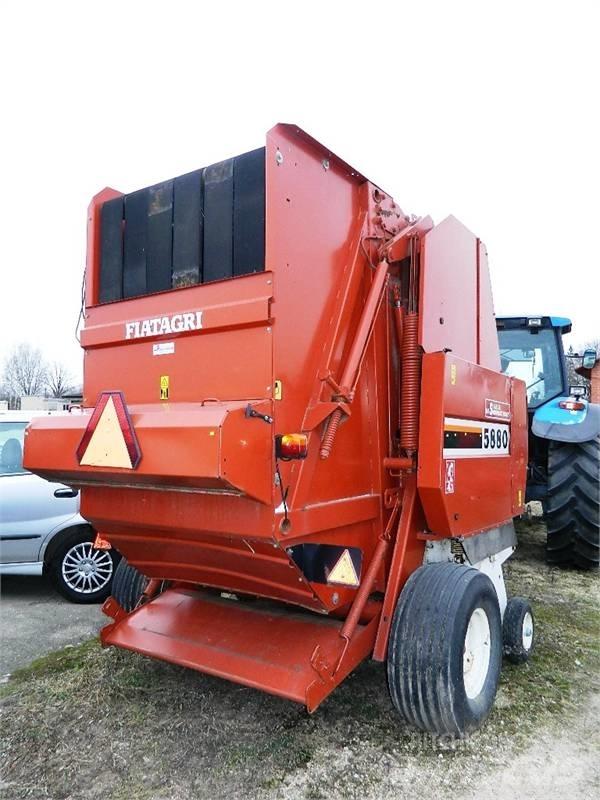 New Holland 5880 Enfardadeira de rolos