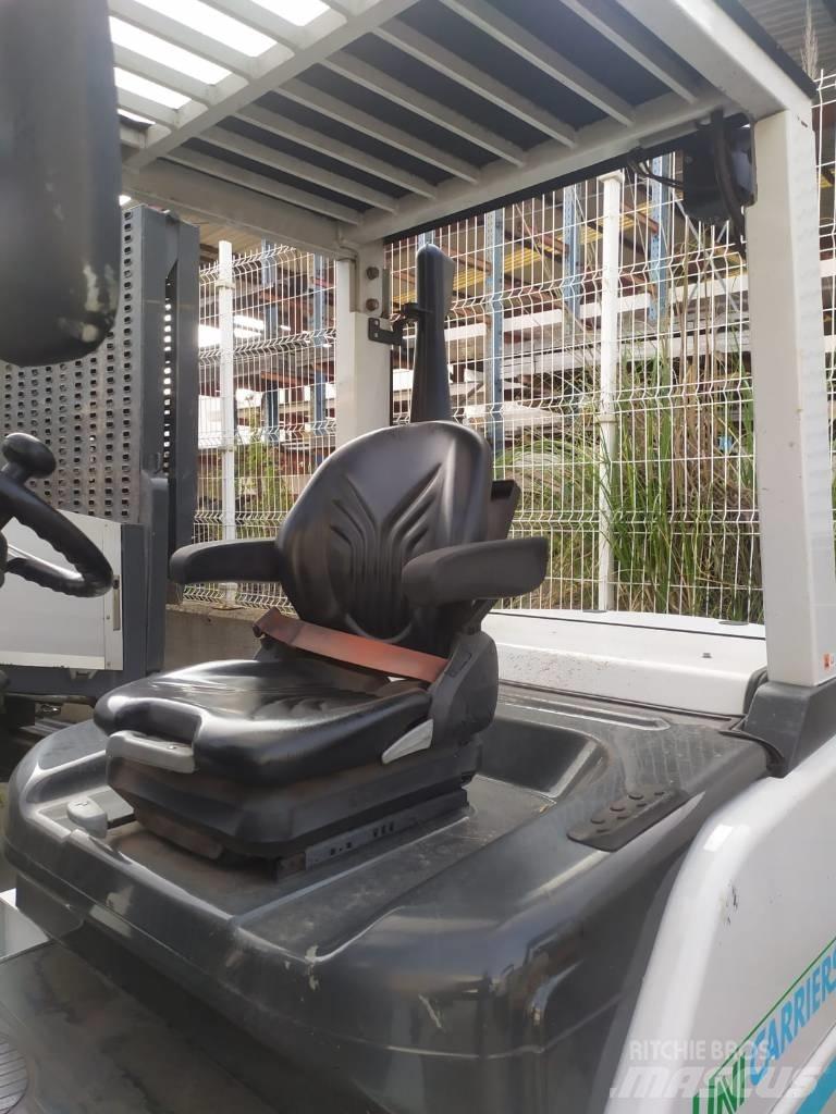 UniCarriers D1F4A40Q Carregadores laterais