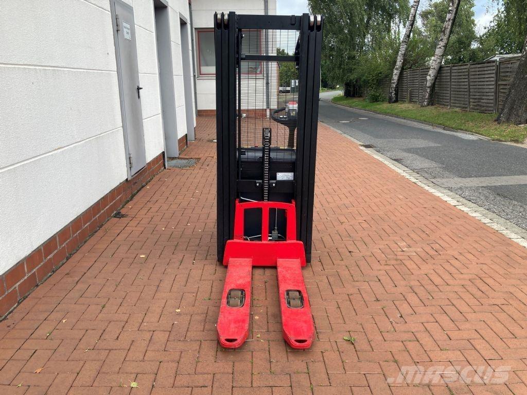 Hyster S 1.4 Empilhador para operador externo
