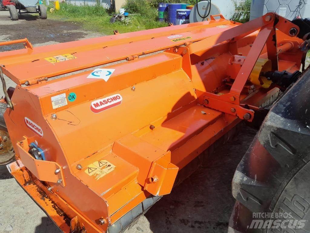Maschio  Gadanheiras e cortadores de folhas para pastos