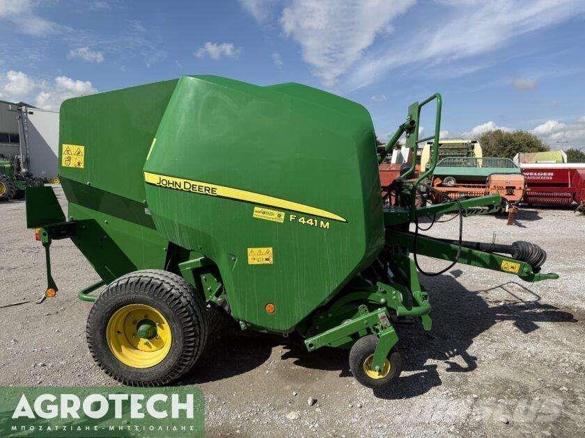 John Deere F441M Enfardadeira de rolos