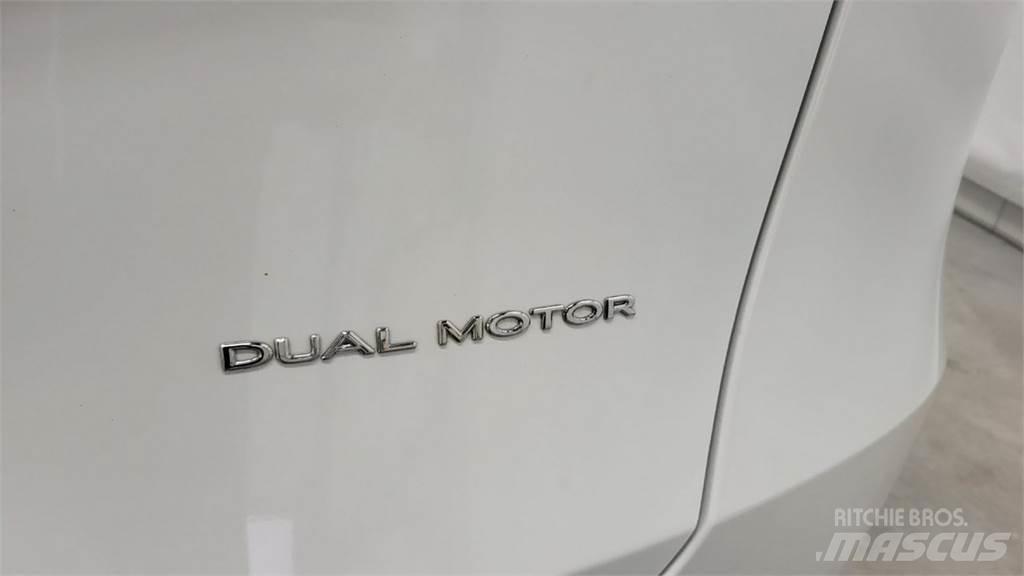 Tesla Y Automóvel
