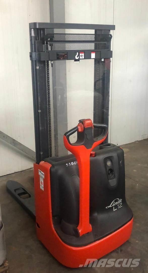 Linde L 12 Empilhador para operador externo