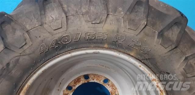  24 440/65R24 Pneus