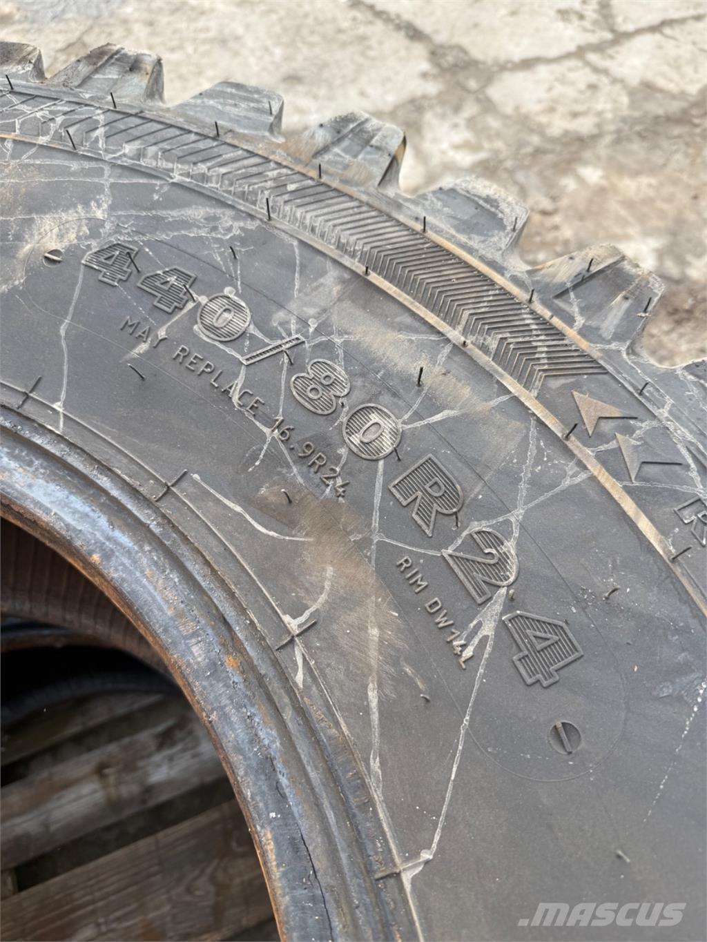  440/80-24 Pneus