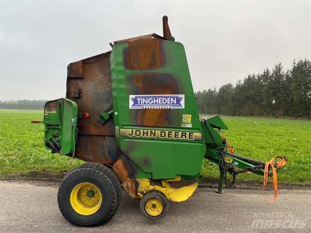 John Deere 580 Enfardadeira de rolos
