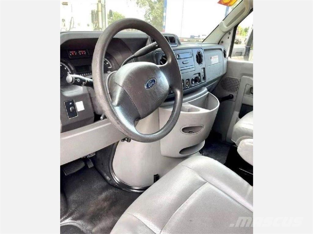 Ford E-350 Caminhões de caixa fechada