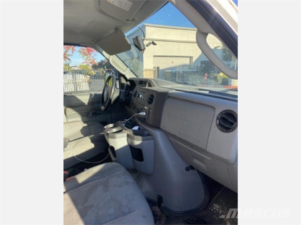 Ford E350 Caminhões de caixa fechada