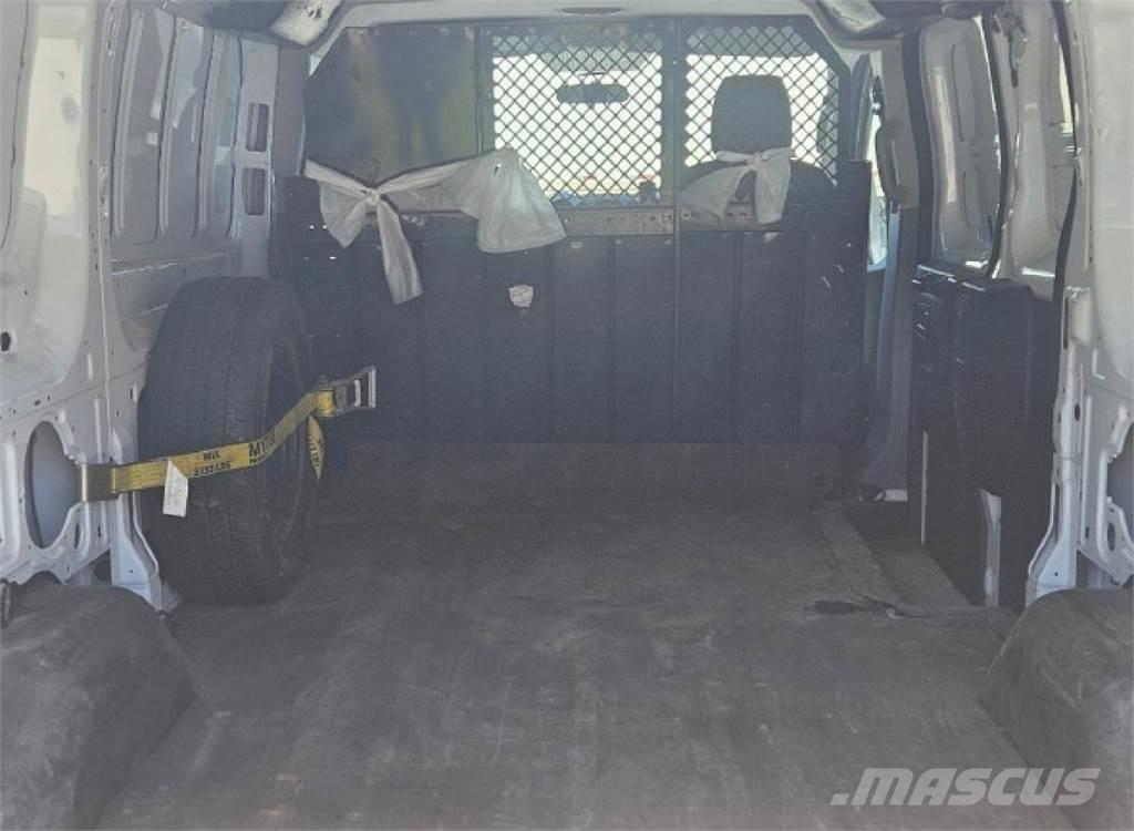 Ford Transit 150 Carrinhas de caixa fechada