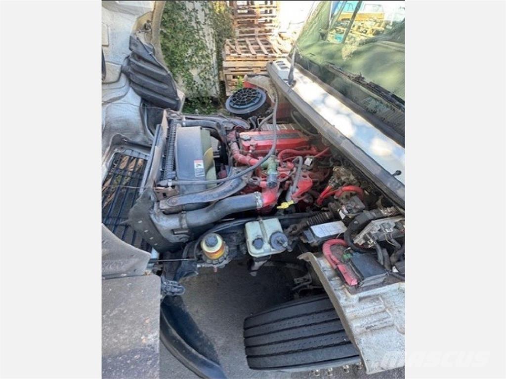 Freightliner M2 106 Caminhões de caixa fechada