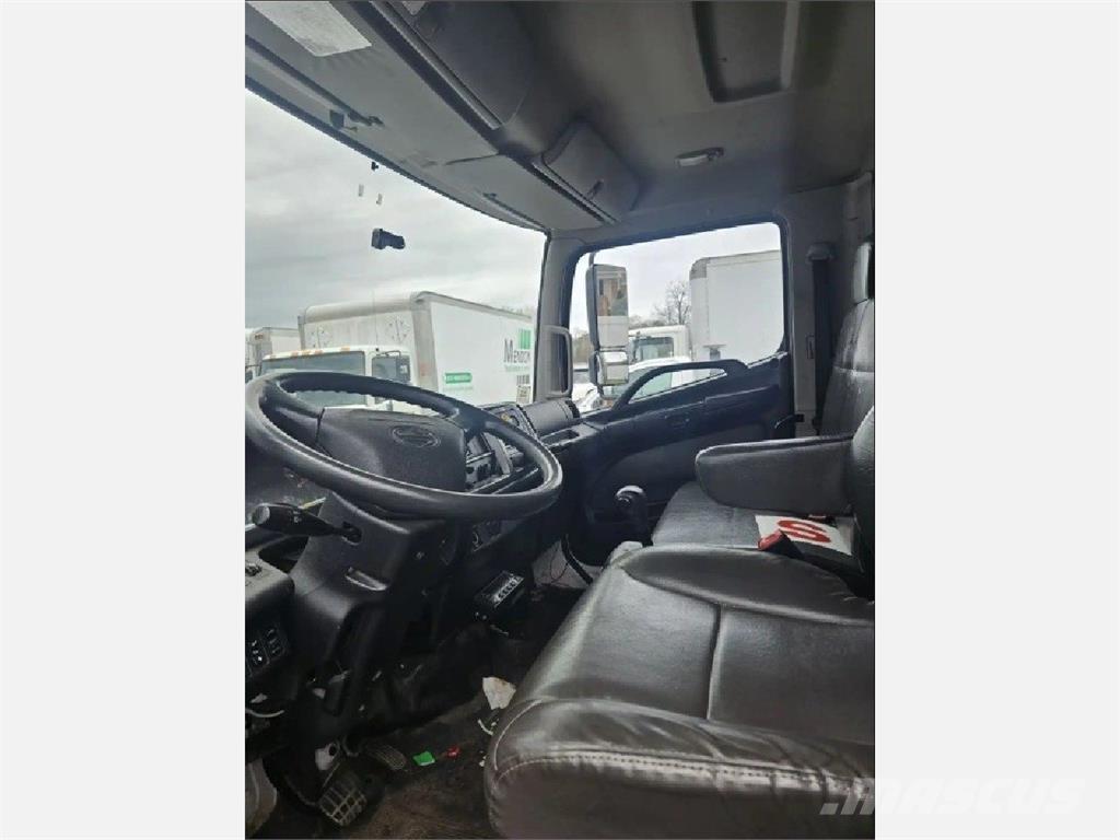 Hino 268 Caminhões de caixa fechada