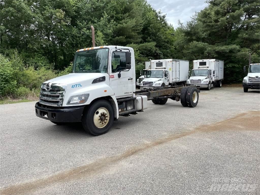 Hino 338 Camiões de chassis e cabine