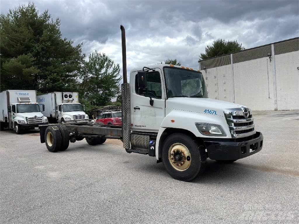 Hino 338 Camiões de chassis e cabine