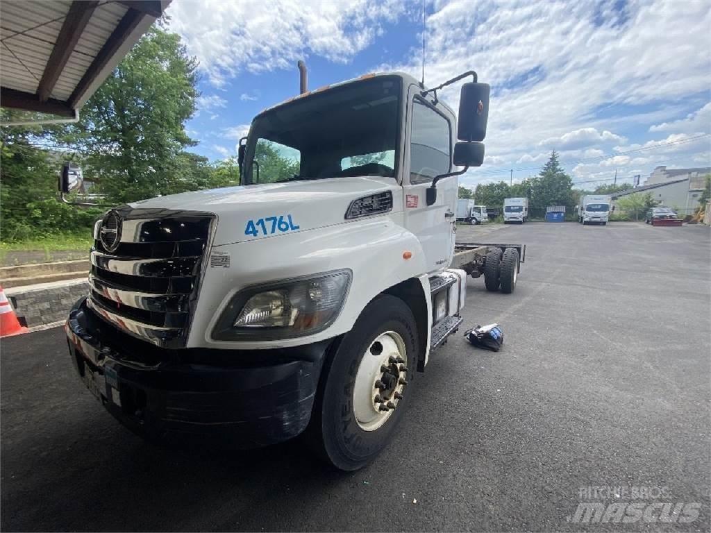 Hino 338 Camiões de chassis e cabine