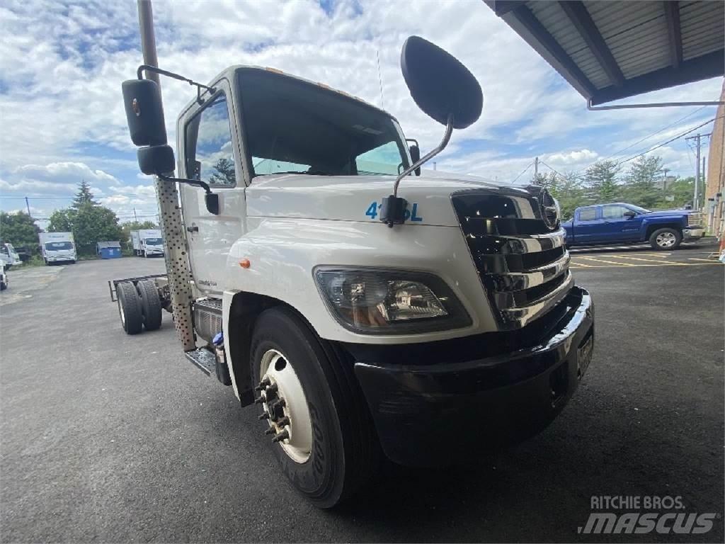 Hino 338 Camiões de chassis e cabine