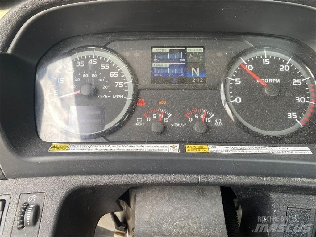 Hino 338 Camiões de chassis e cabine