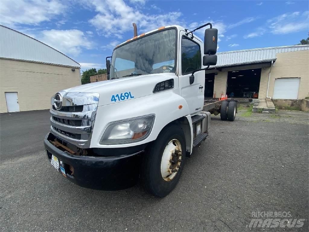 Hino 338 Camiões de chassis e cabine