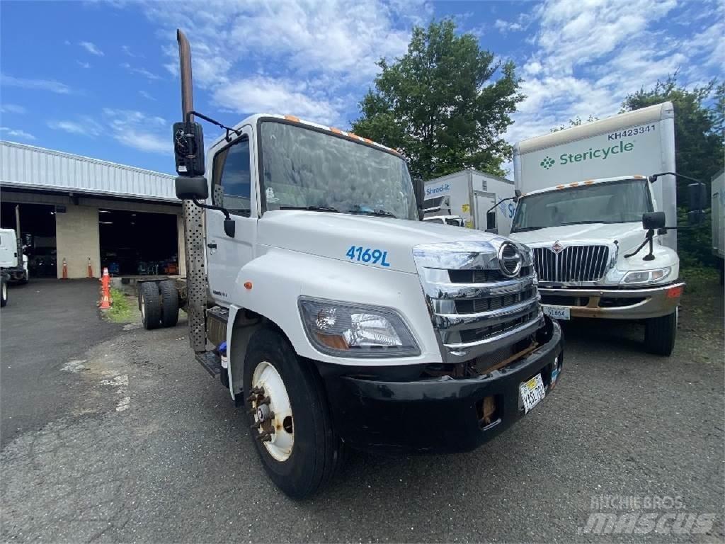 Hino 338 Camiões de chassis e cabine