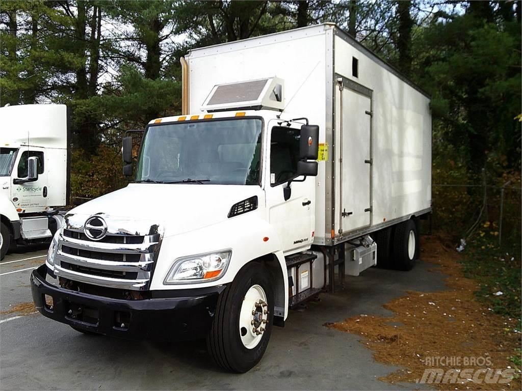Hino 338 Caminhões de caixa fechada