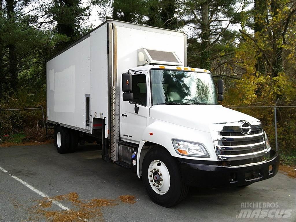 Hino 338 Caminhões de caixa fechada