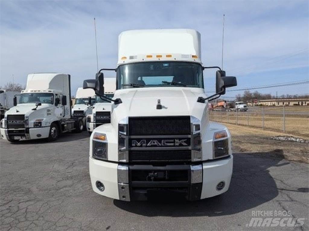 Mack AN64T Cavalos Mecânicos
