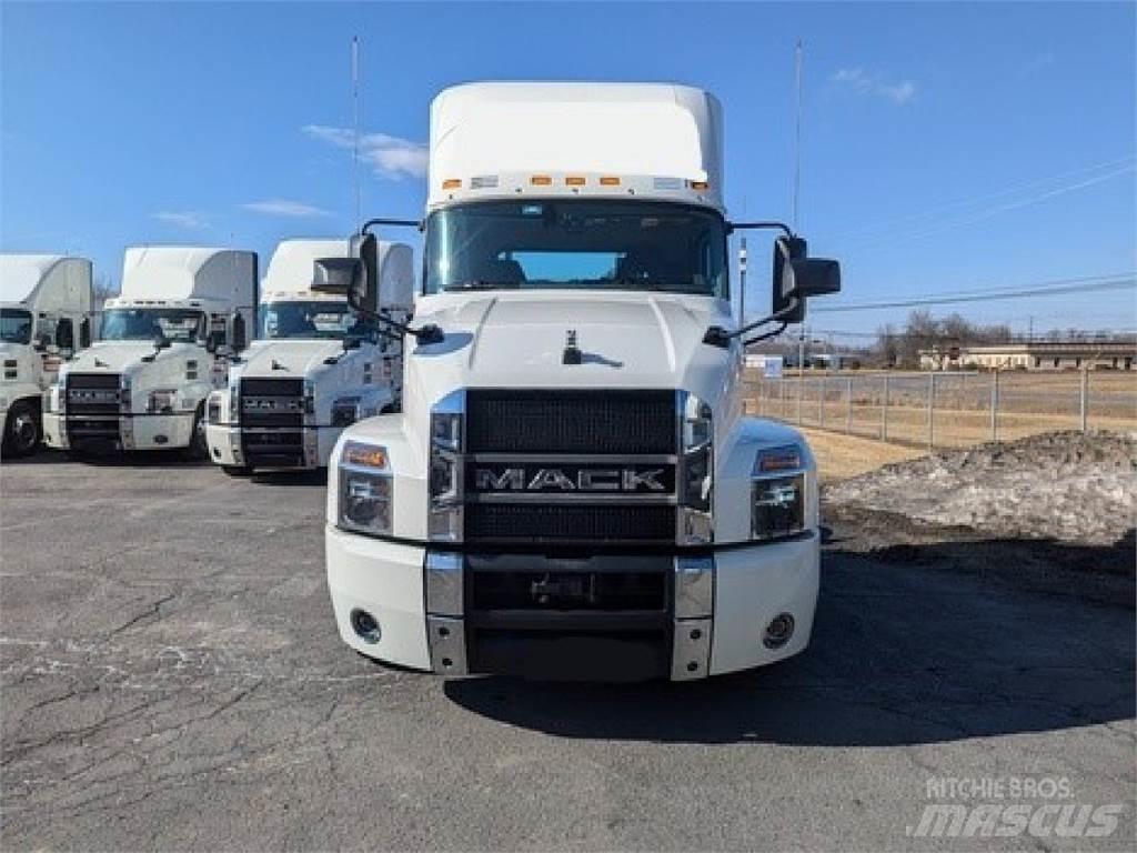 Mack AN64T Cavalos Mecânicos