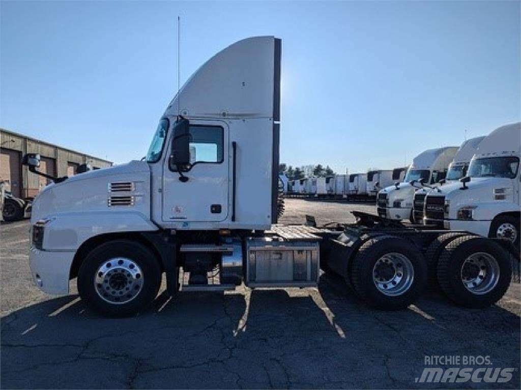 Mack AN64T Cavalos Mecânicos