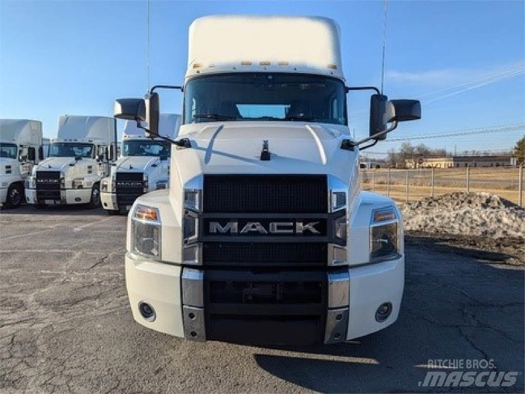 Mack AN64T Cavalos Mecânicos