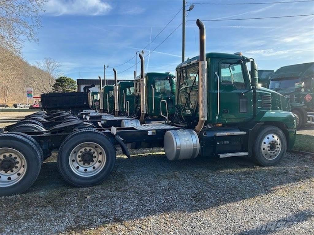 Mack AN64T Cavalos Mecânicos