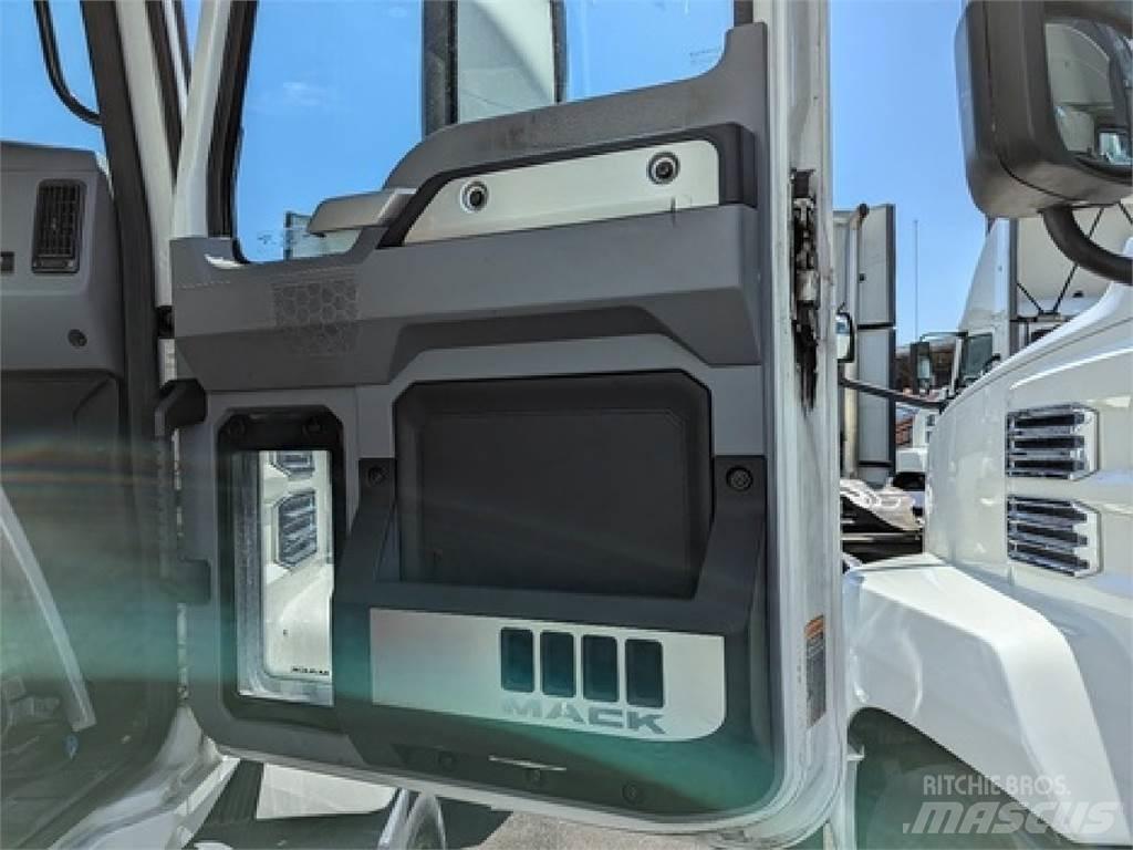 Mack AN64T Cavalos Mecânicos