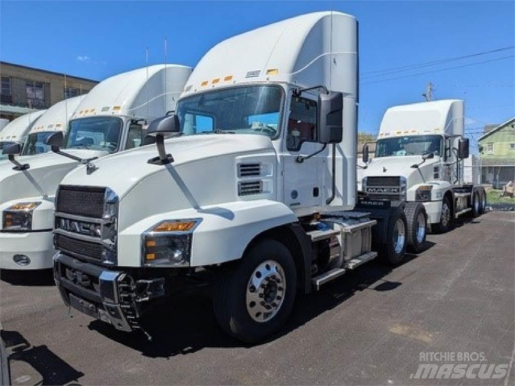 Mack AN64T Cavalos Mecânicos