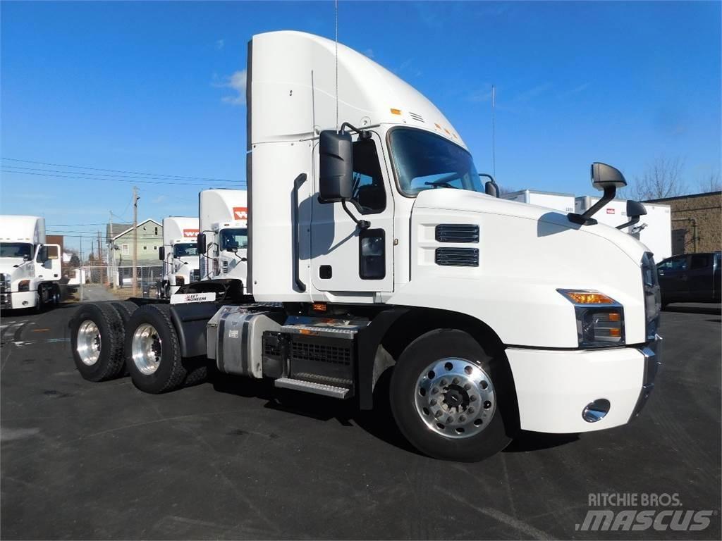 Mack AN64T Cavalos Mecânicos