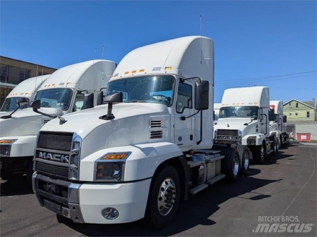 Mack AN64T Cavalos Mecânicos