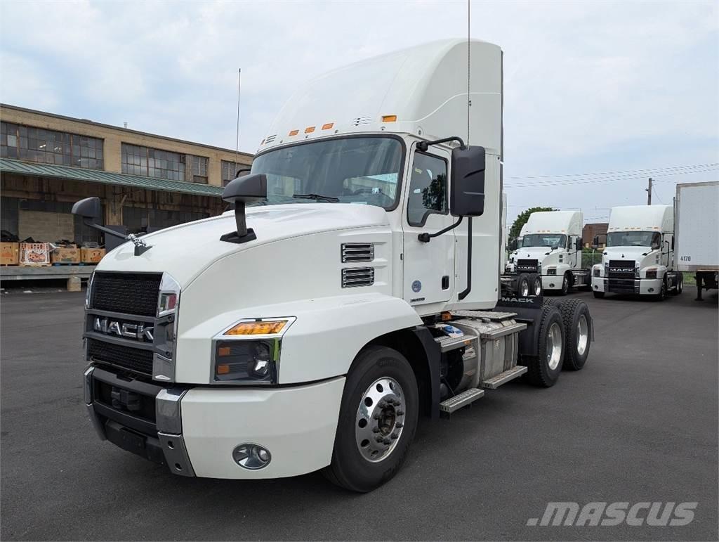 Mack AN64T Cavalos Mecânicos