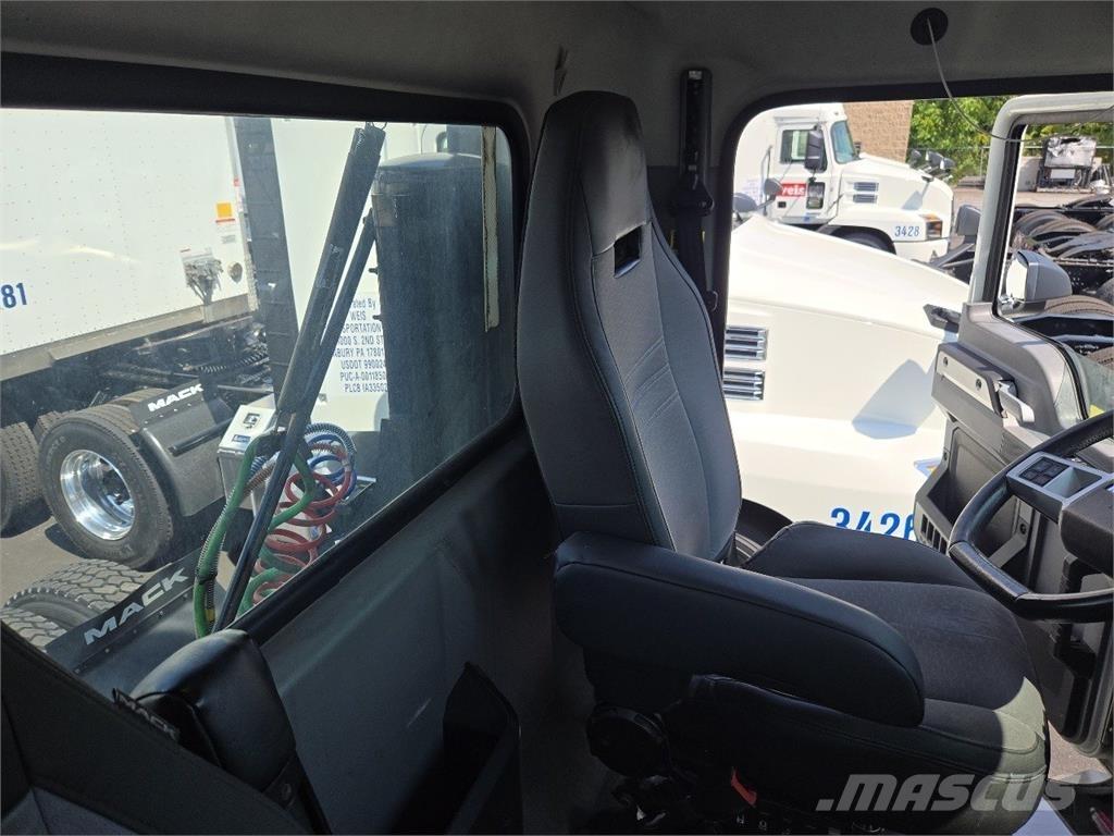 Mack AN64T Cavalos Mecânicos