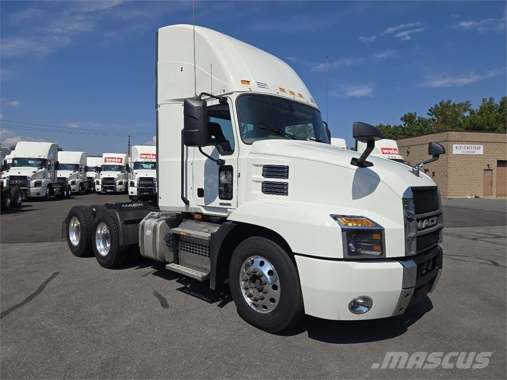 Mack AN64T Cavalos Mecânicos