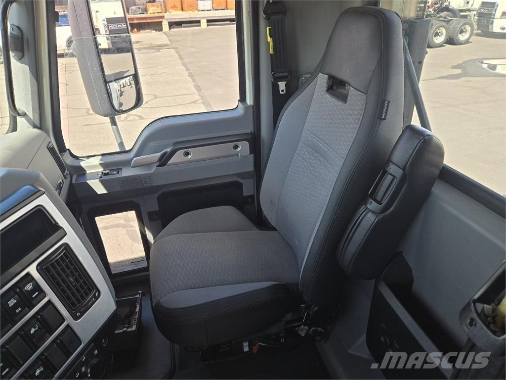 Mack AN64T Cavalos Mecânicos
