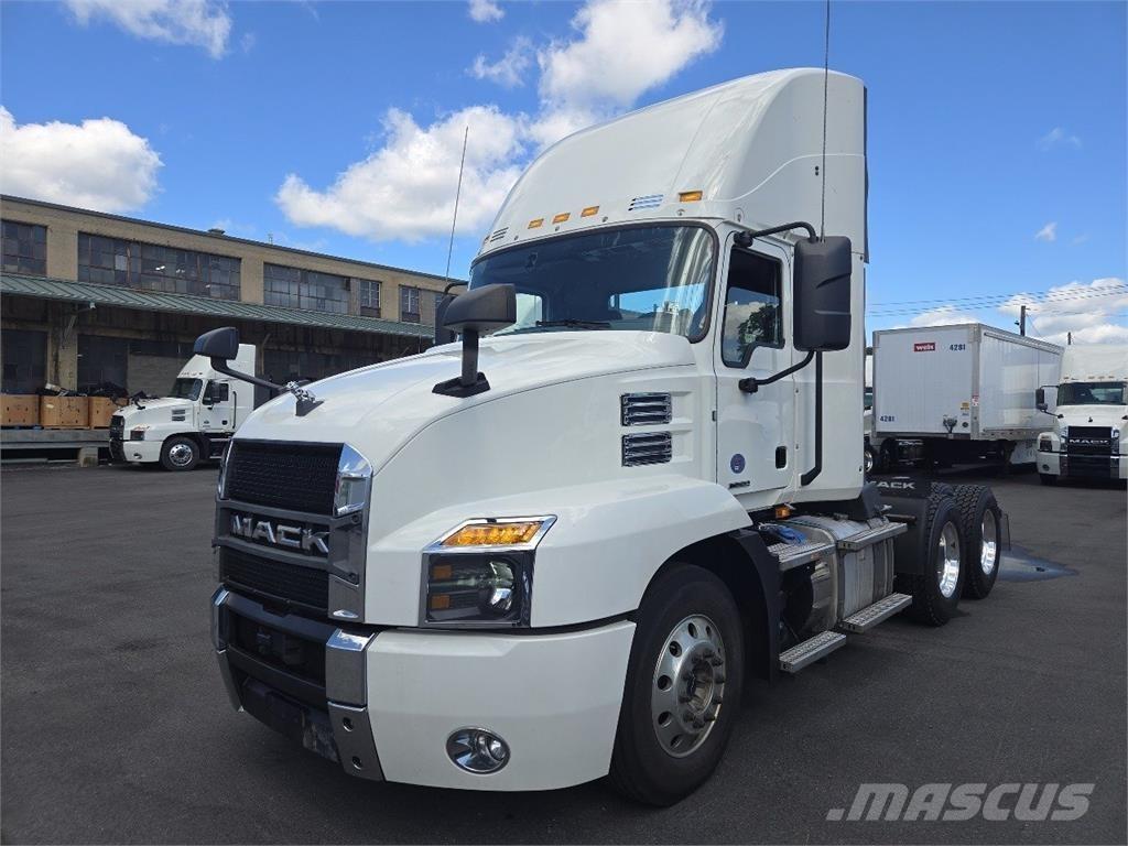 Mack AN64T Cavalos Mecânicos