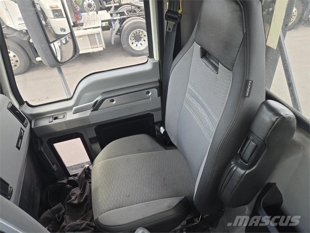 Mack AN64T Cavalos Mecânicos