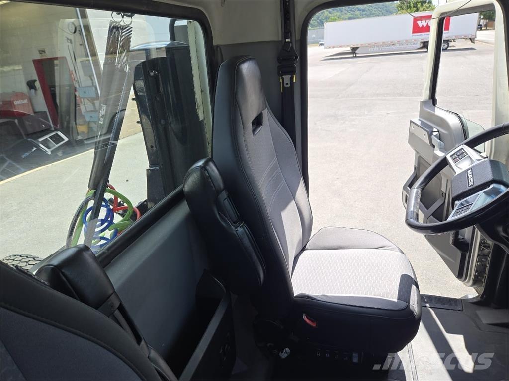 Mack AN64T Cavalos Mecânicos